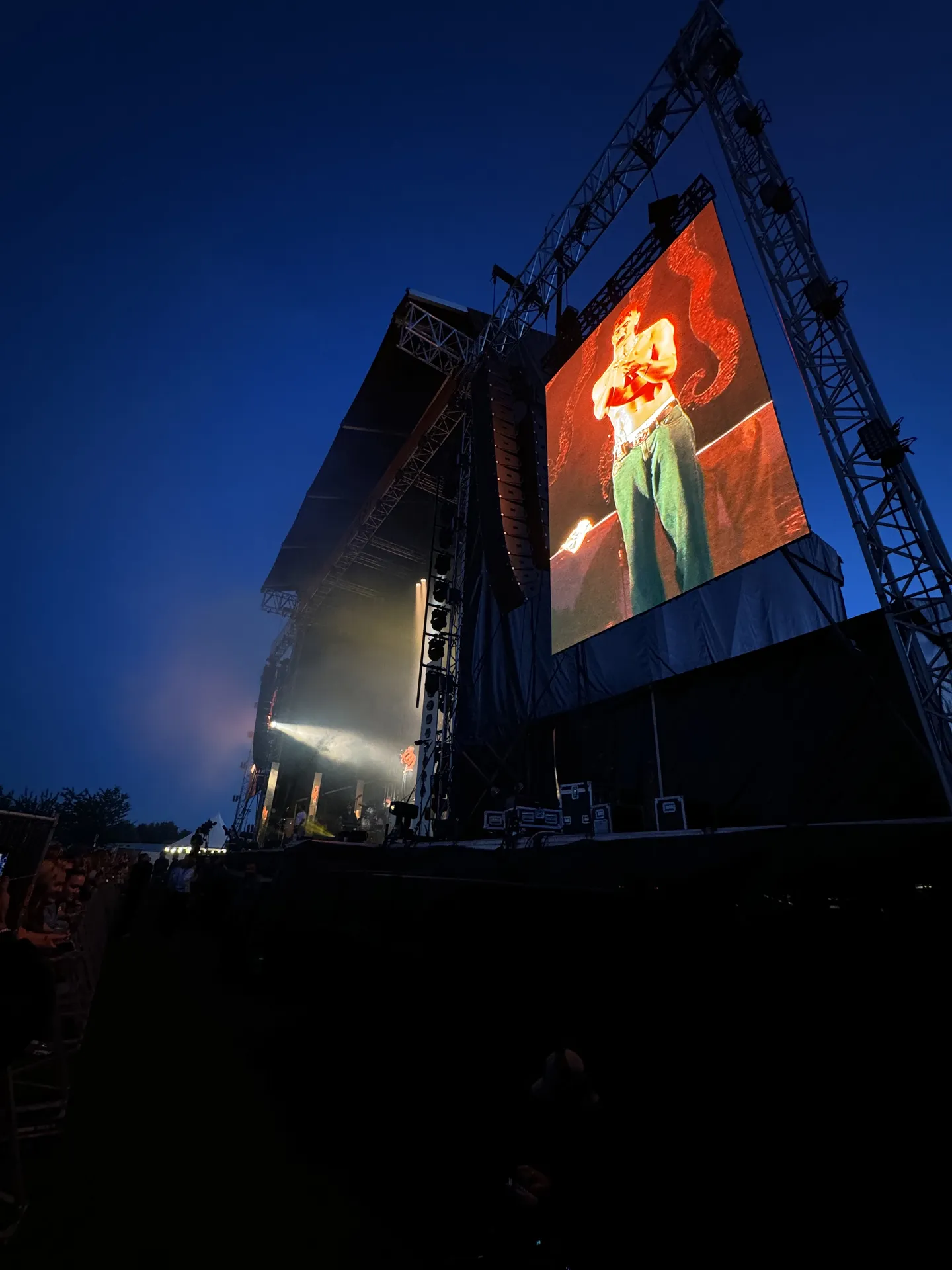 Storskærm viser en optræden live under et arrangement